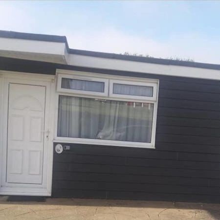 2 Bedroom Chalet Near The Beach Brading Esterno foto