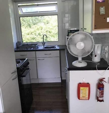 2 Bedroom Chalet Near The Beach Brading Esterno foto