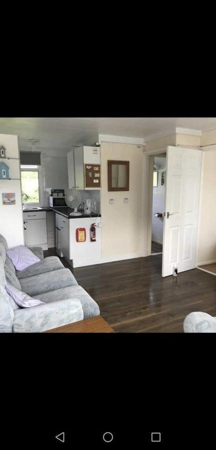 2 Bedroom Chalet Near The Beach Brading Esterno foto