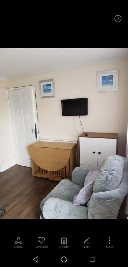 2 Bedroom Chalet Near The Beach Brading Esterno foto