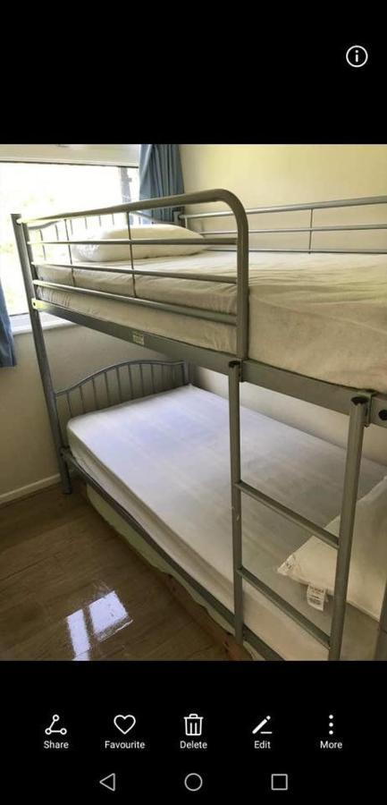 2 Bedroom Chalet Near The Beach Brading Esterno foto