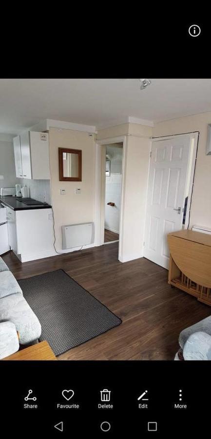 2 Bedroom Chalet Near The Beach Brading Esterno foto